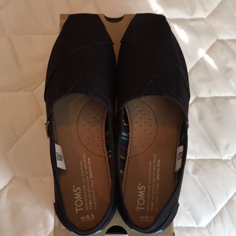 *BRAND NEW* Toms 6.5